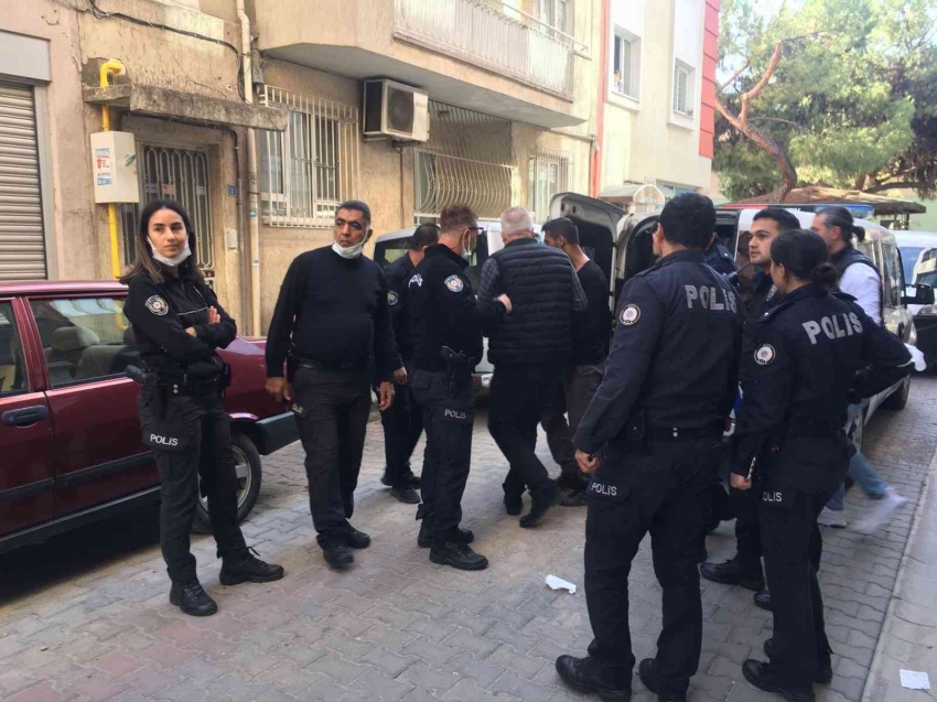 Kelepçeli şekilde polislerin arasından kaçtı