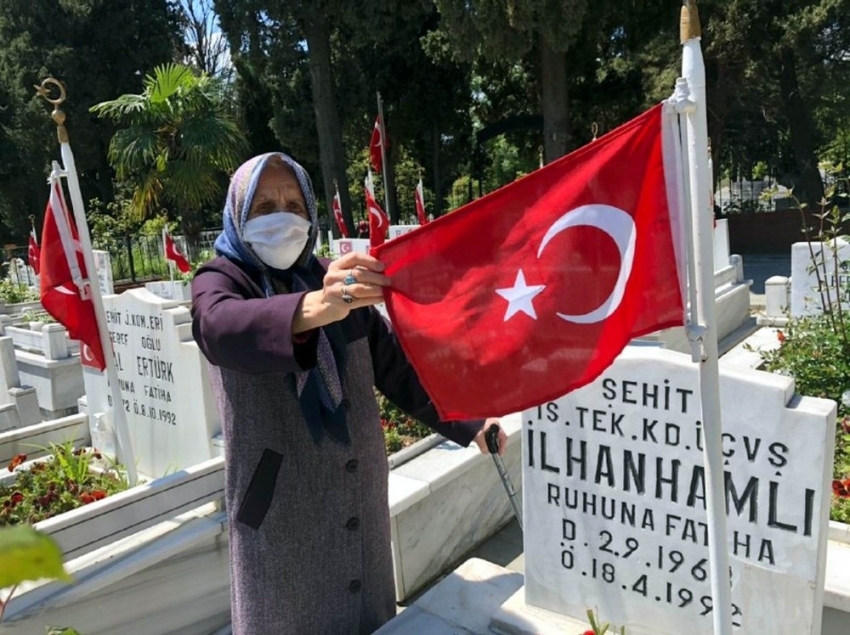 Sokağa çıkma izninde şehit oğlunun mezarına koştu