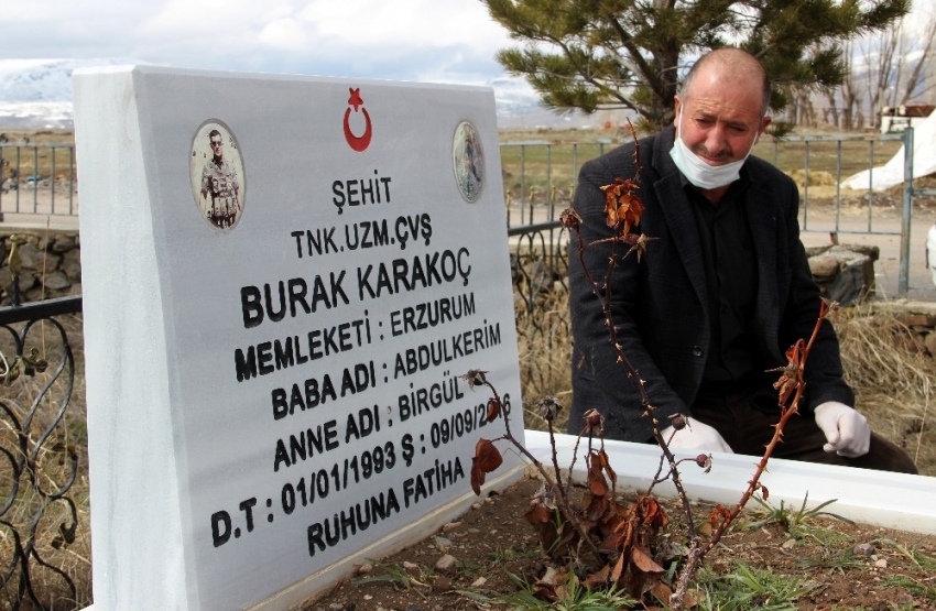 Şehit oğlunun mezarını ziyaret etmek için her gün 30 kilometre yol gidiyor