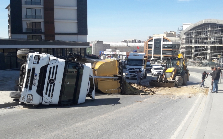 Toprak boşaltan hafriyat kamyonu devrildi