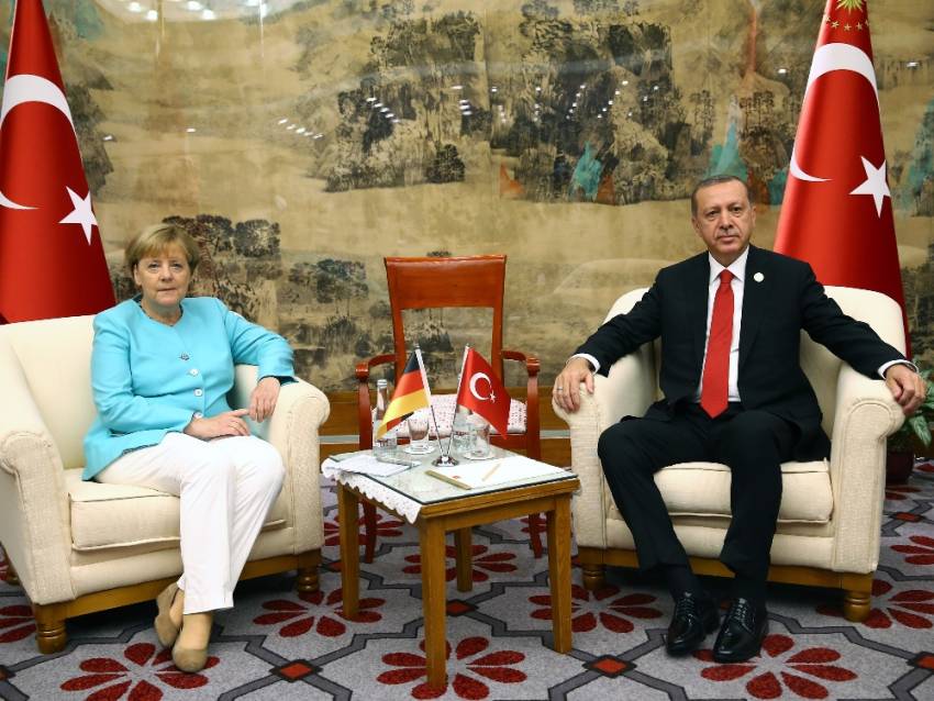 Erdoğan Merkel’le görüştü