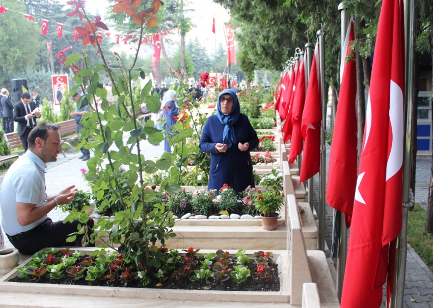 15 Temmuz şehitleri Karşıyaka Mezarlığı’nda anıldı