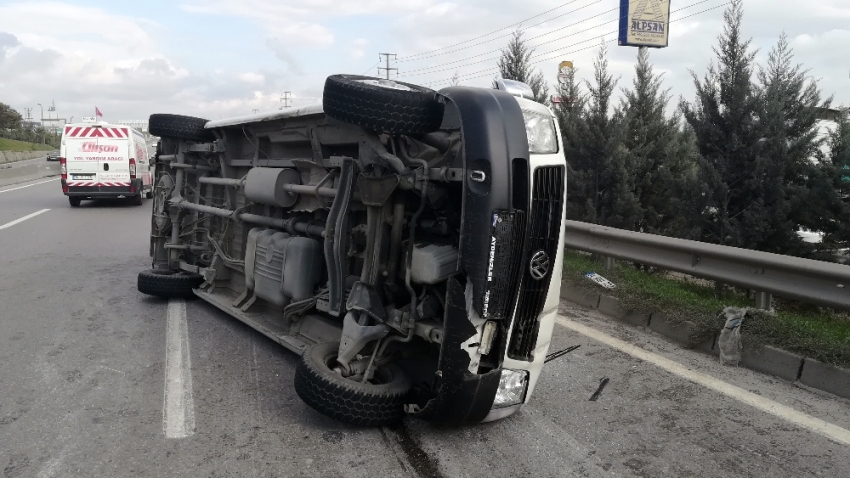 Kontrolden çıkan işçi servisi devrildi: 8 yaralı