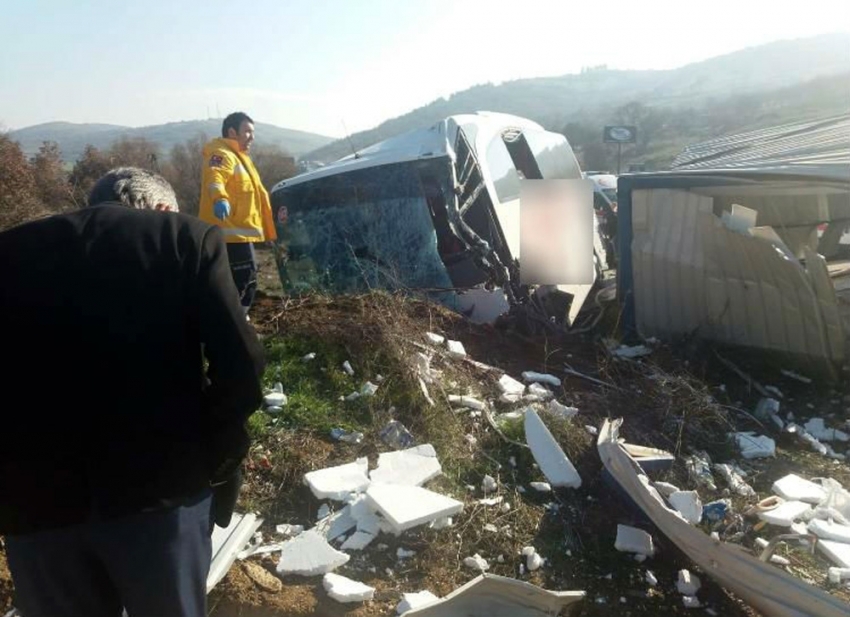 Yolcu otobüsüyle tır çarpıştı: 18 yaralı