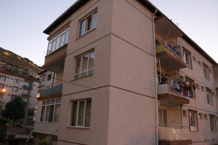 Bir buçuk yaşındaki çocuk apartmanın 4. katından düştü