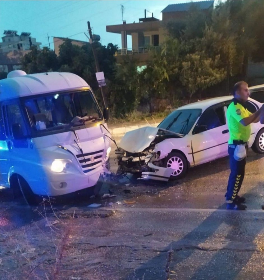 Minibüs ile otomobil çarpıştı: 9 yaralı