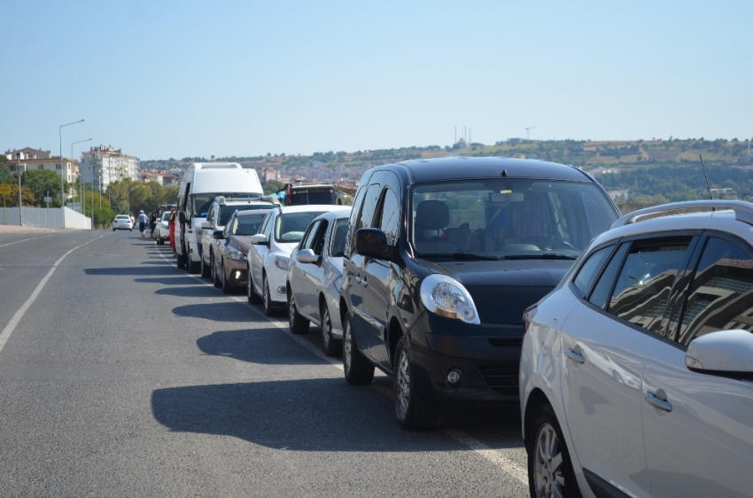 Tatile gitmek için saatlerdir sıra bekliyorlar