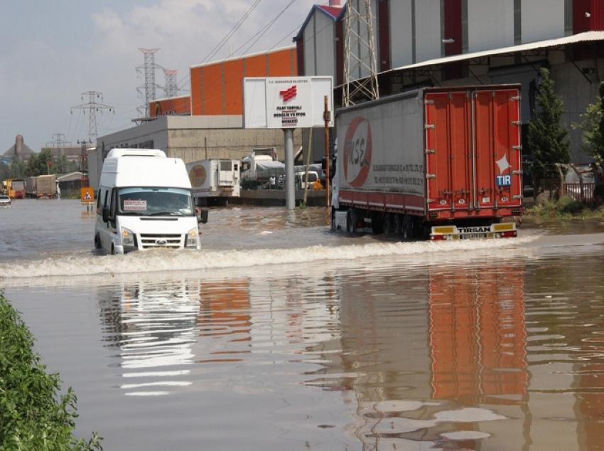 İskenderun’u sel vurdu