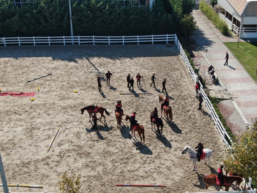 Atlı polislerin nefes kesen eğitimi havadan görüntülendi