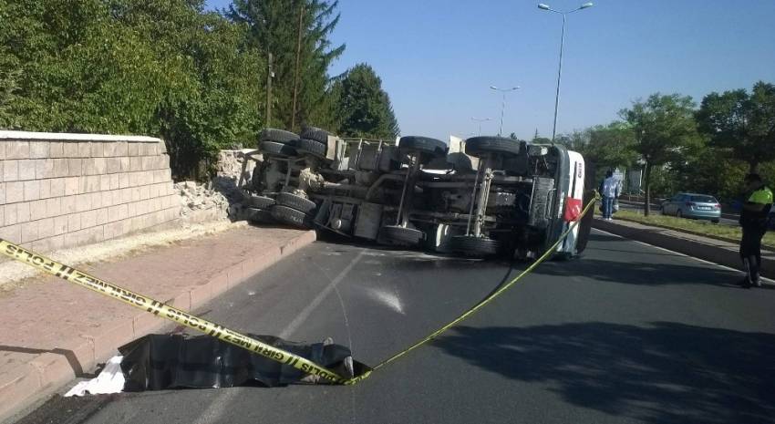 Tamir etmek istediği beton mikserinin altında can verdi