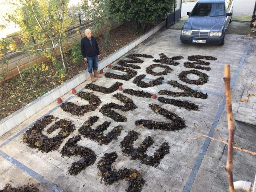 52 yıllık eşine sevgisini böyle gösterdi