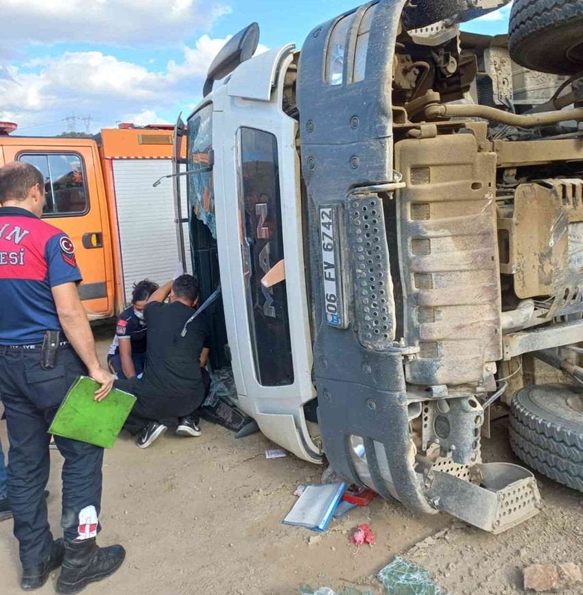 Hafriyat kamyonu devrildi: 1 ölü