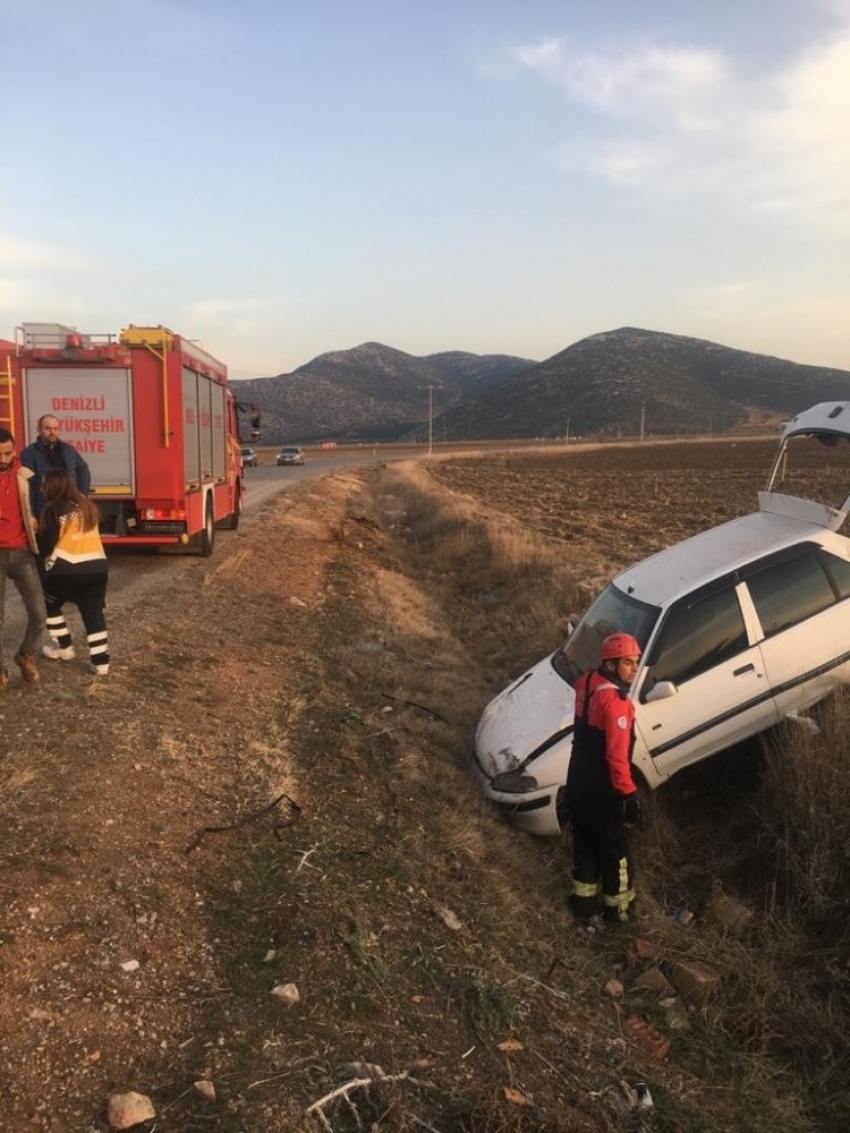 Denizli’de otomobil şarampole girdi: 2 çocuk yaralı