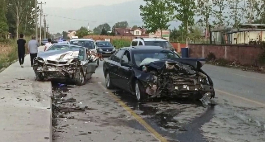 İki araç kafa kafaya çarpıştı: 3 yaralı