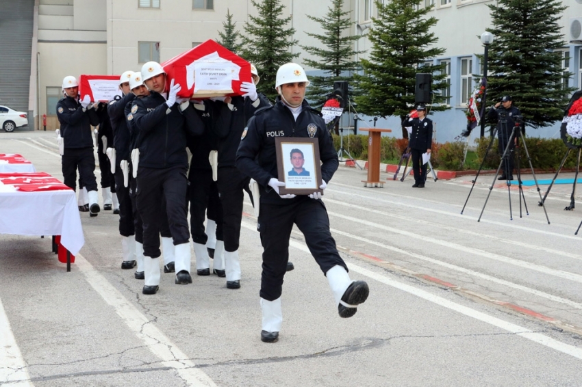 Kazada şehit olan polis memurları memleketlerine uğurlandı