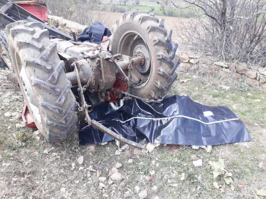 Devrilen traktörde eski muhtar ve eşi can verdi