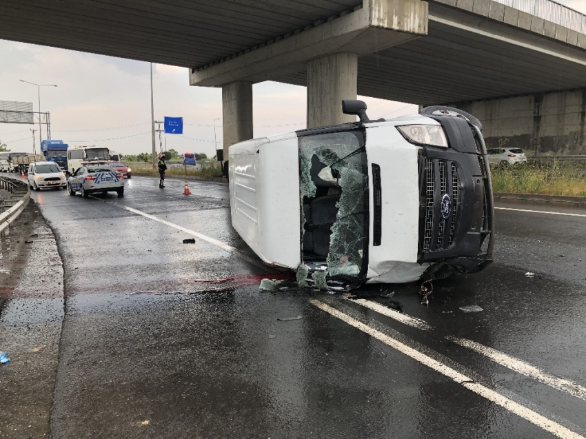 Köprü ayağına çarpan kamyonet devrildi: 1 ölü, 2 yaralı