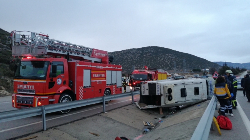 Isparta’da midibüs devrildi: 12 yaralı