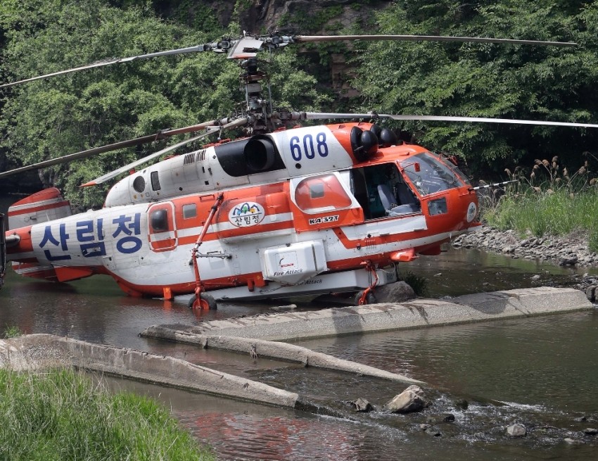 Helikopter yüksek gerilim hattına çarptı