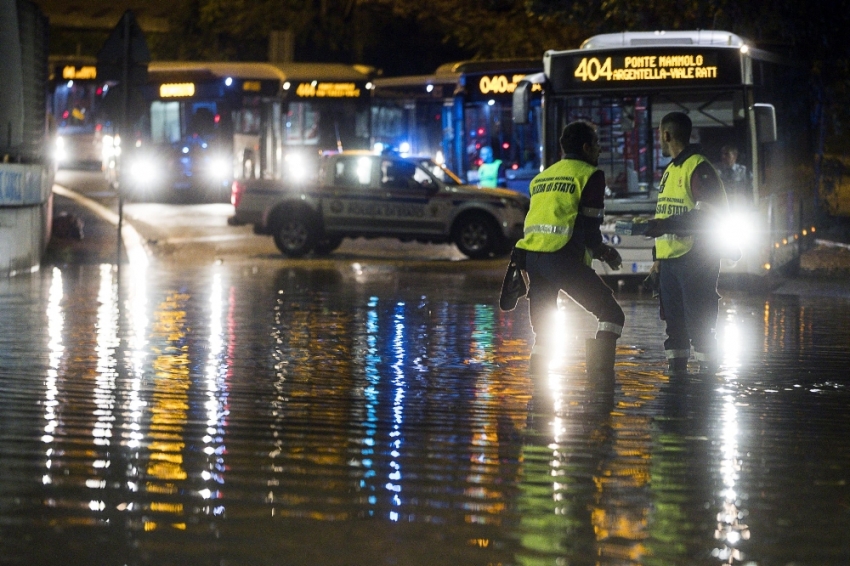 Roma’da dolu hayatı felç etti