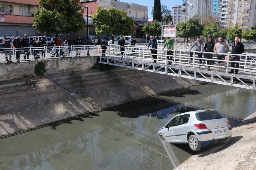 Kısıtlamayı ihlal edip trafiğe çıktı, kanala uçtu