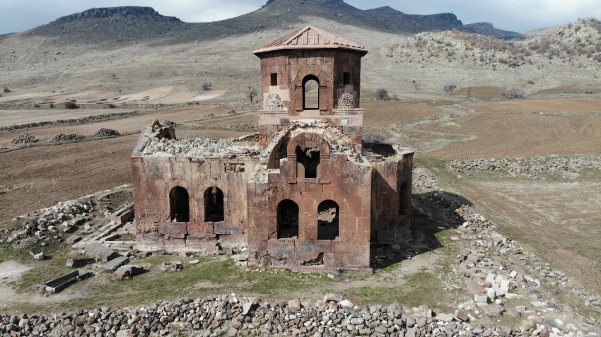 Bin 500 yıllık Kızıl Kilise ziyaretçilerini ağırlamaya devam ediyor