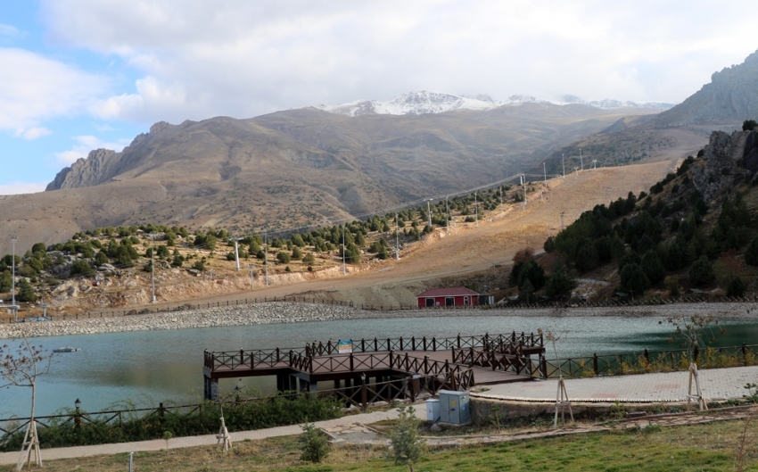 Ergan Dağı’nın yüksek kesimlerine kar yağdı