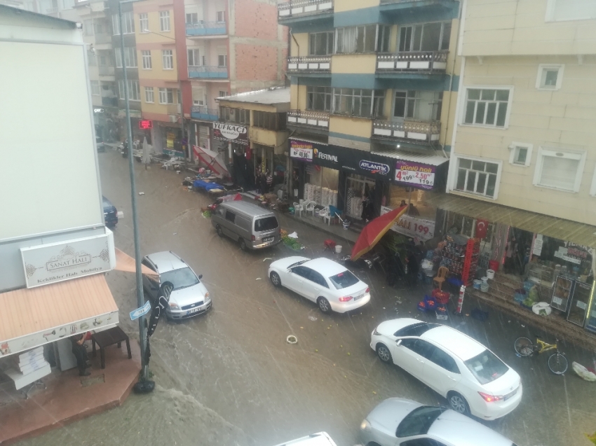 Sel suları pazar yerini vurdu