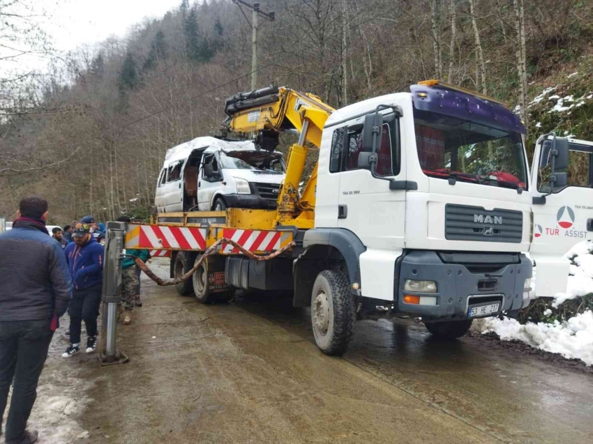 Tur minibüsü devrildi: 7 yaralı