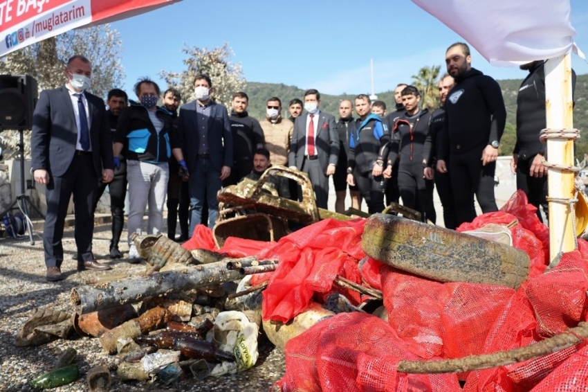 Bodrum'da deniz çöplüğe döndü