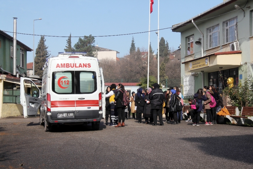 Lisede yapılan boya, 17 öğrenciyi hastanelik etti