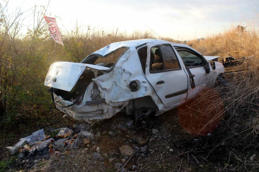 Otomobil tarlaya uçtu: 1 ölü, 5 yaralı