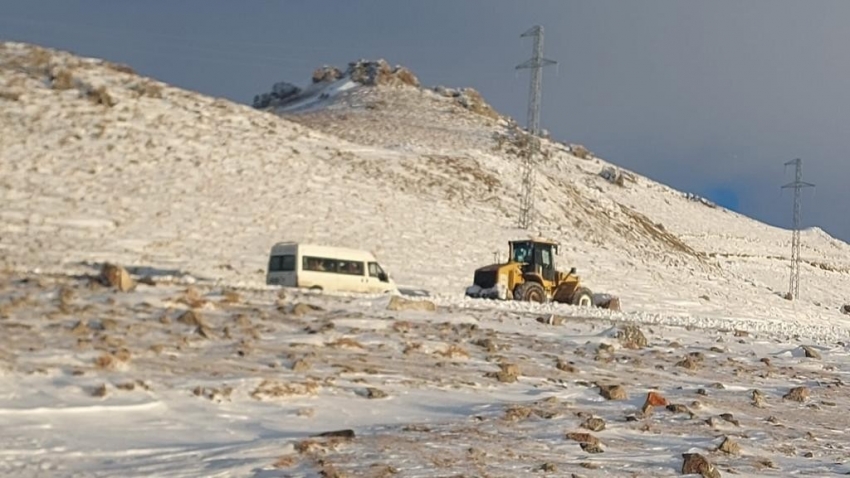 Tipide mahsur kalan öğrenci ve vatandaşlar, 5 saatlik çalışma sonunda kurtarıldı