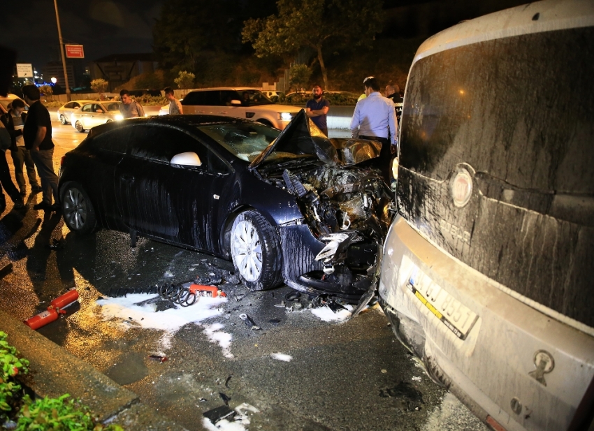 Kaza sonrası alev alan aracı TOMA söndürdü