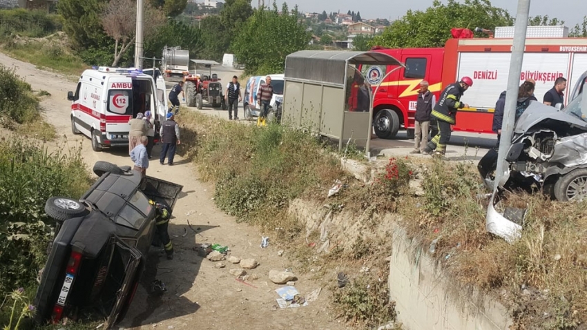 Ticari araçla otomobil çarpıştı: 6 yaralı