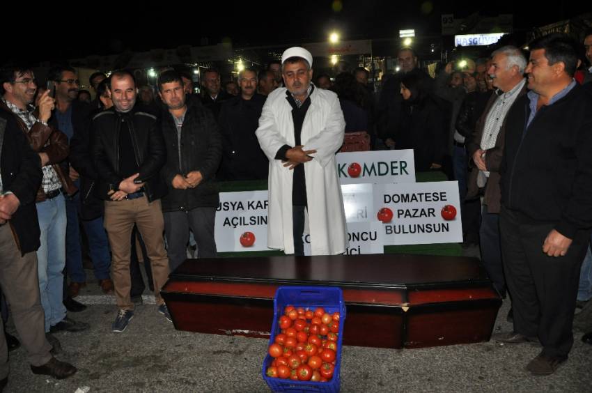 Çiftçiler domatesin cenazesini kaldırdı