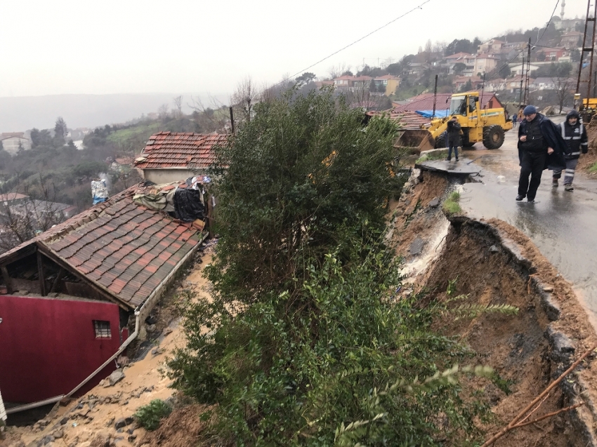 Sarıyer’de yol ve istinat duvarı çöktü, yol trafiğe kapandı