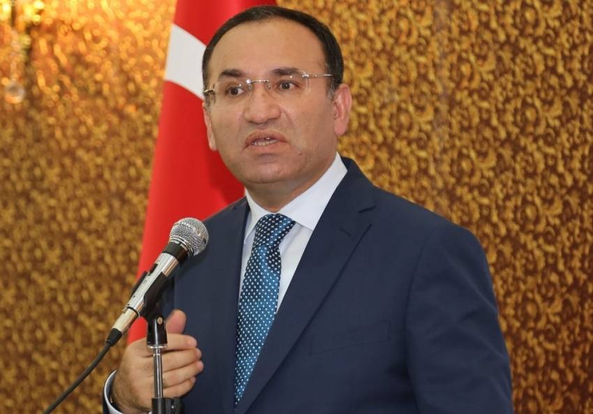 Bakan Bozdağ: Türk bayrağının yanında başka bayrak...