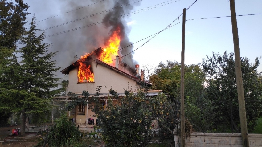 Yanan evlerine çaresizce baktılar