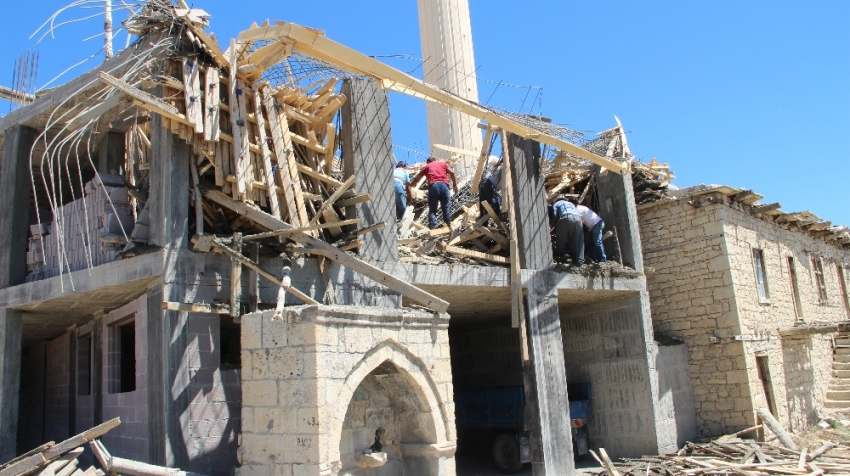 Cami inşaatında çökme: 1 ölü, 1 yaralı