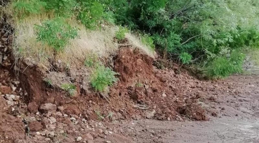 Siirt’te köy yolunda heyelan