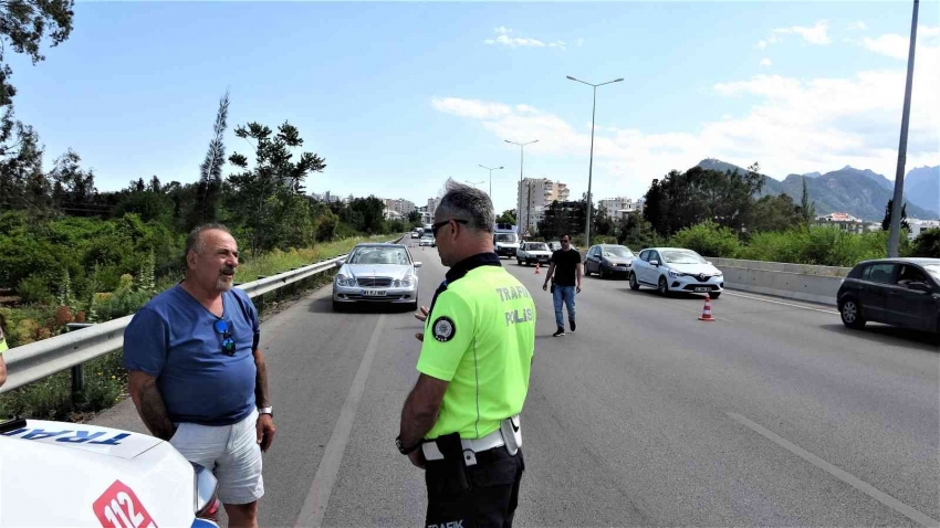 Korsan taksici, aracına aldığı müşteri sivil polis çıkınca yakayı ele verdi