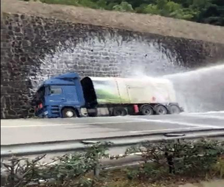 LPG yüklü tanker kaza yaptı, Karadeniz sahil yolu kapandı