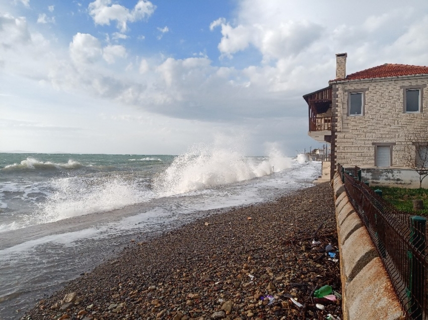 Çanakkale’de dev dalgalar evlere ulaştı