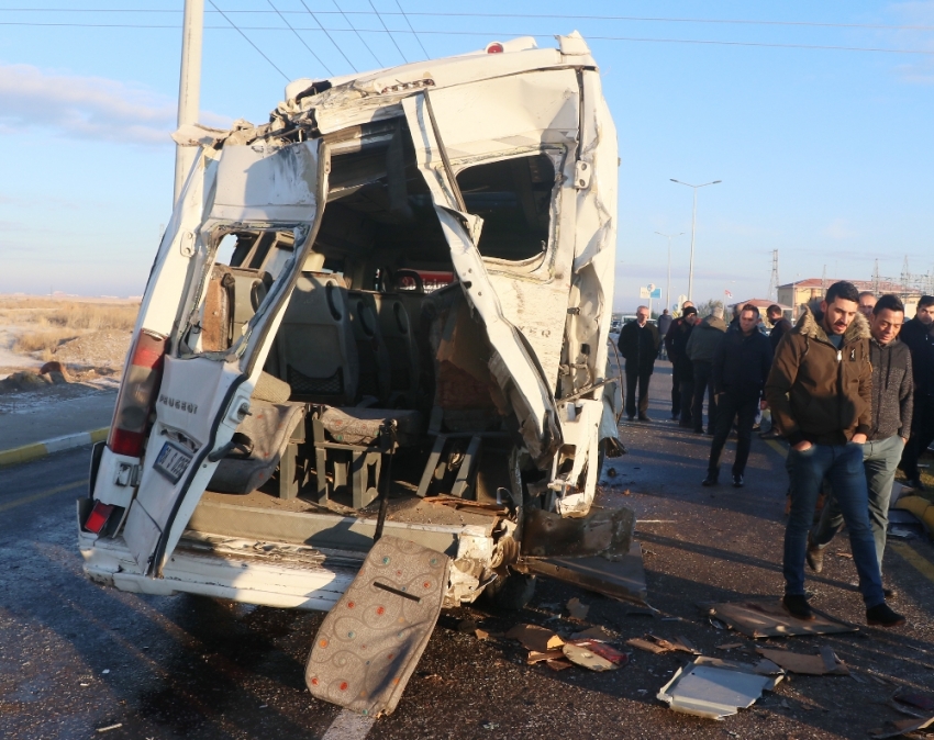 Otobüsle minibüs çarpıştı: 17 yaralı