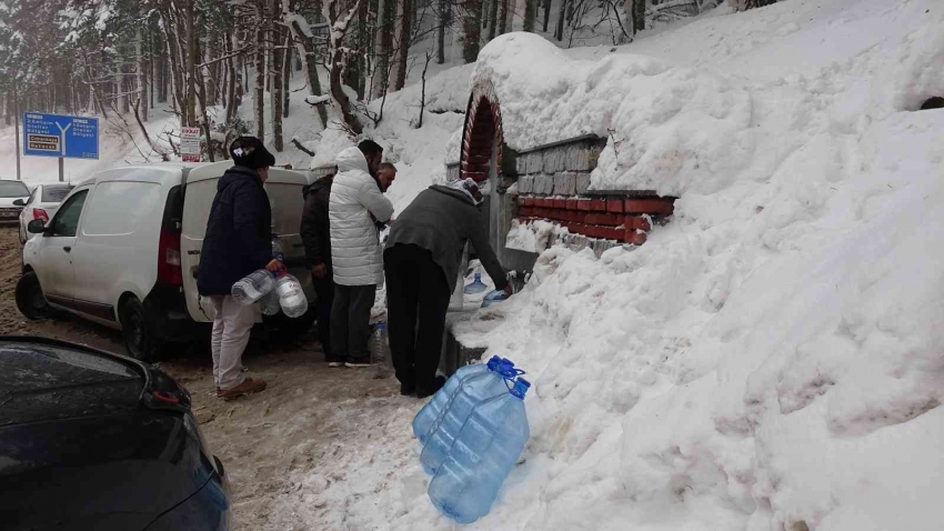 Uludağ’da eksi 10 derecede metrelerce su kuyruğu