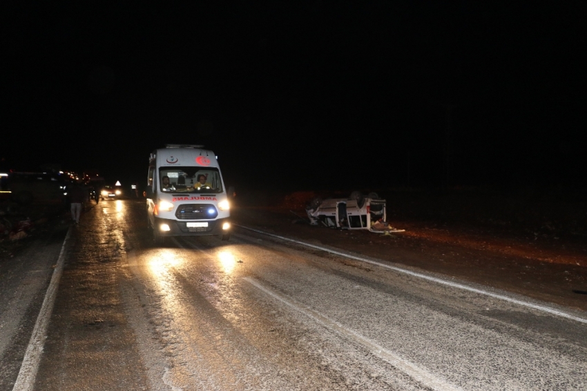 İki araç kafa kafaya çarpıştı: 1 ölü, 9 yaralı