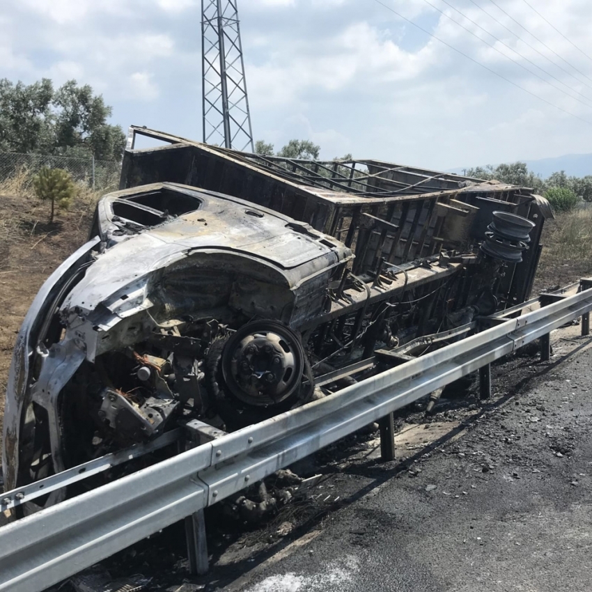 Otobanda devrilen yatak yüklü kamyonet alev aldı