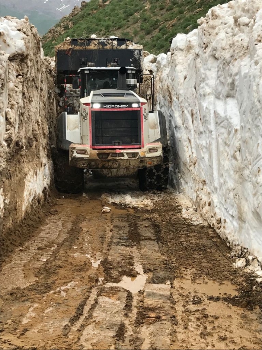 Kar kalınlığının 5 metreyi bulduğu yayla yolunda çalışma