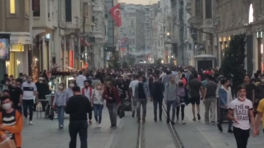 İstiklal Caddesi’nde hafta sonu yoğunluğu